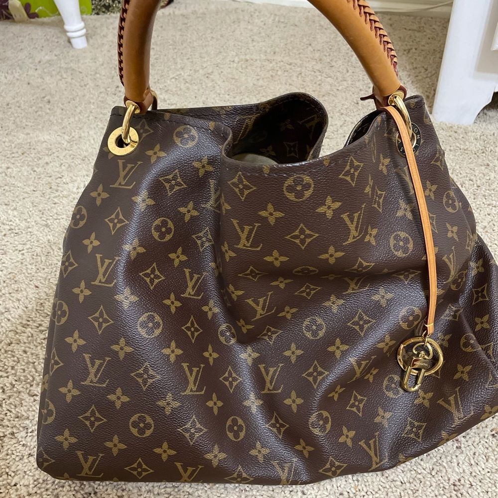 Louis Vuitton authentic “artsy mm” handbag